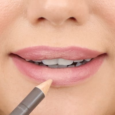 With the cream end dab into middle of lower lip & smudge